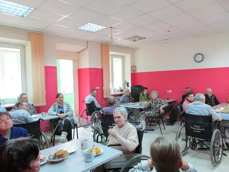 Центр бомж. Приют для бездомных людей набережные челны. Центр бомж. Ангар спасения в москве для бездомных людей. Приют для бездомных людей казань.