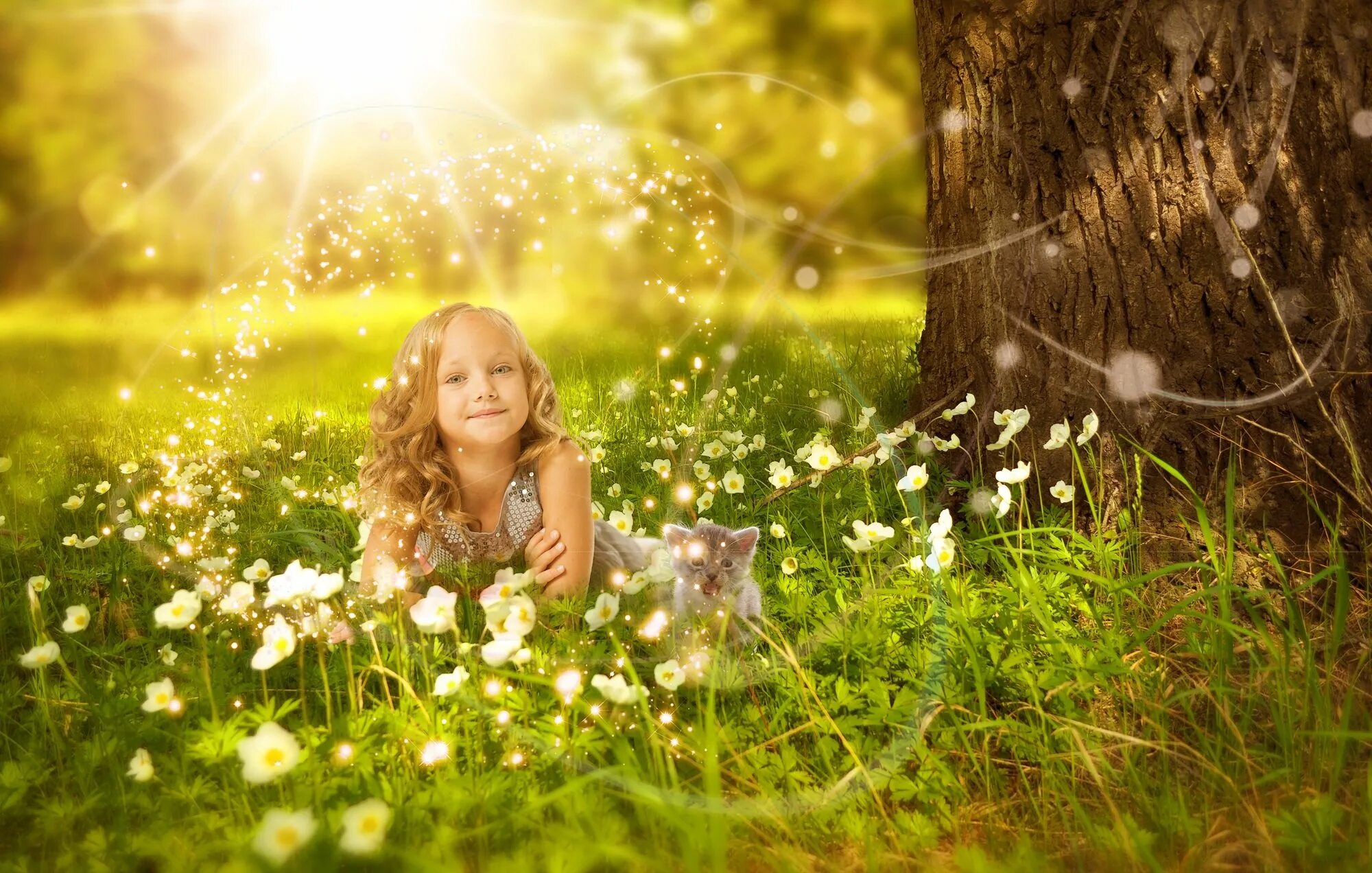 Девочка беспечная песня. Девочка на Поляне. Фон природа для детей. Солнечная девочка. Счастливые дети на природе.