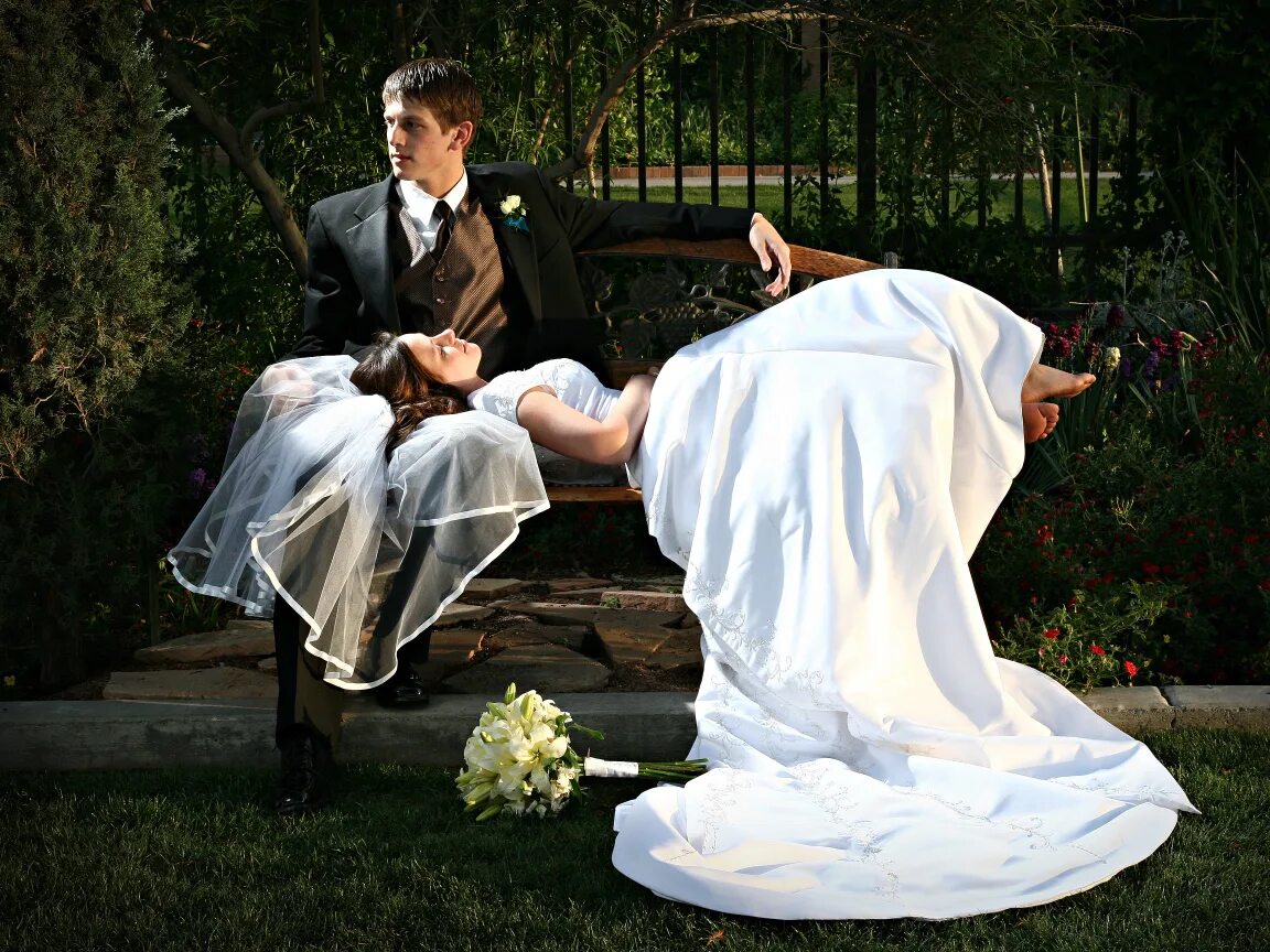 Молодожены. Свадьба. Невеста. Фотосессия молодоженов на скамейке.