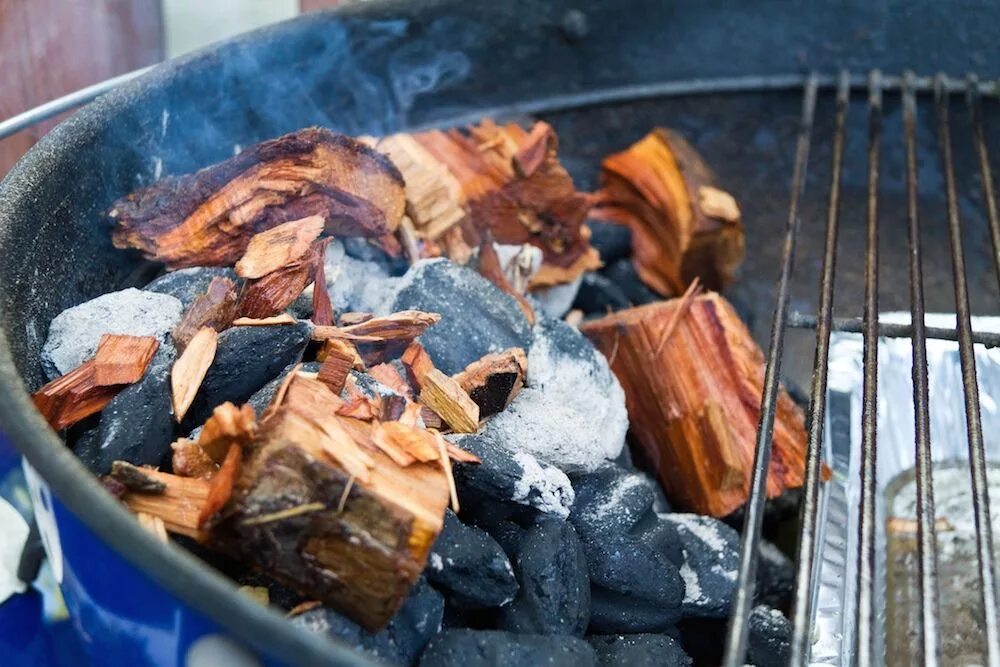 Копчение на гриле. Копчение на гриле Weber. Угли для копчения. Weber угольный гриль копчение. Можно ли жарить на бумаге