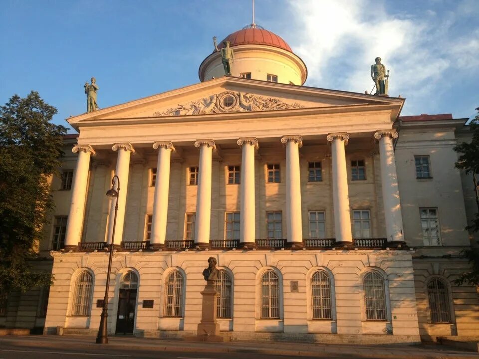 Пешеходная прогулка по набережной Макарова в Санкт-Петербурге