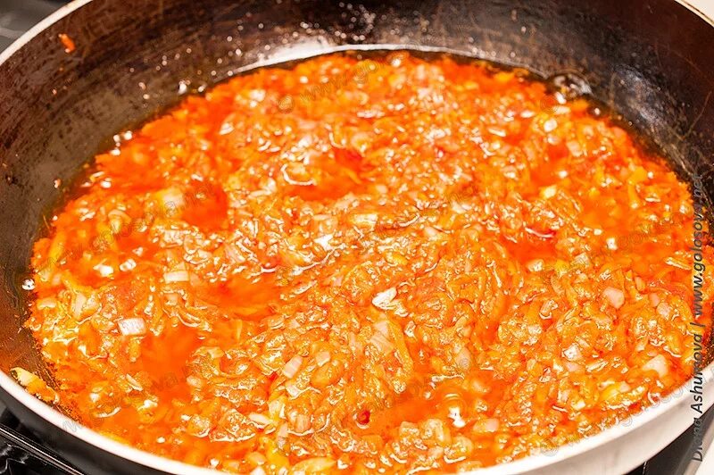 Пассированный лук и морковь. Соус для тушения голубцов. Морковь мука подлив. Морковь с томатной пастой. Морковь мука подлив.