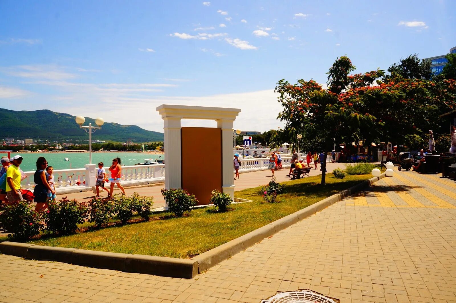 геленджикская бухта набережная. лучшая набережная геленджика. вечерний геленджик. лучшая набережная геленджика. бухта геленджик набережная.