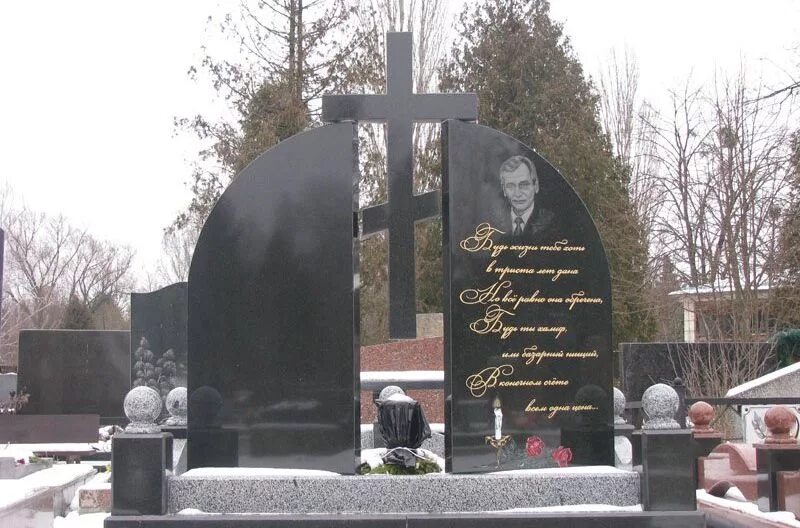 Зеркальные памятники. Зеркальное отражение на памятники. Зеркальный обелиск. Памятник на двоих с крестом из гранита. Зеркальный обелиск.