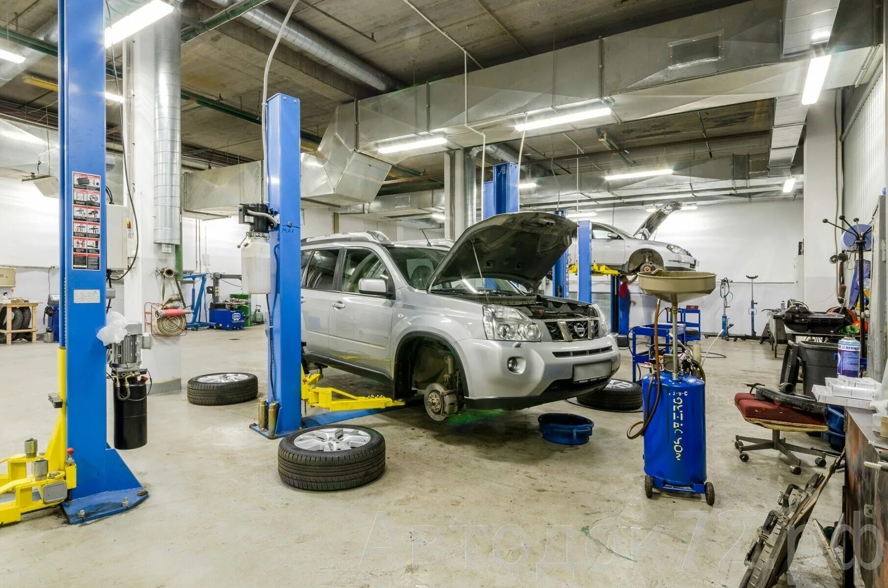 Станция техобслуживания автомобилей. СТО для легковых автомобилей. Станция тех обслуживания. Ремонтная зона автосервиса.