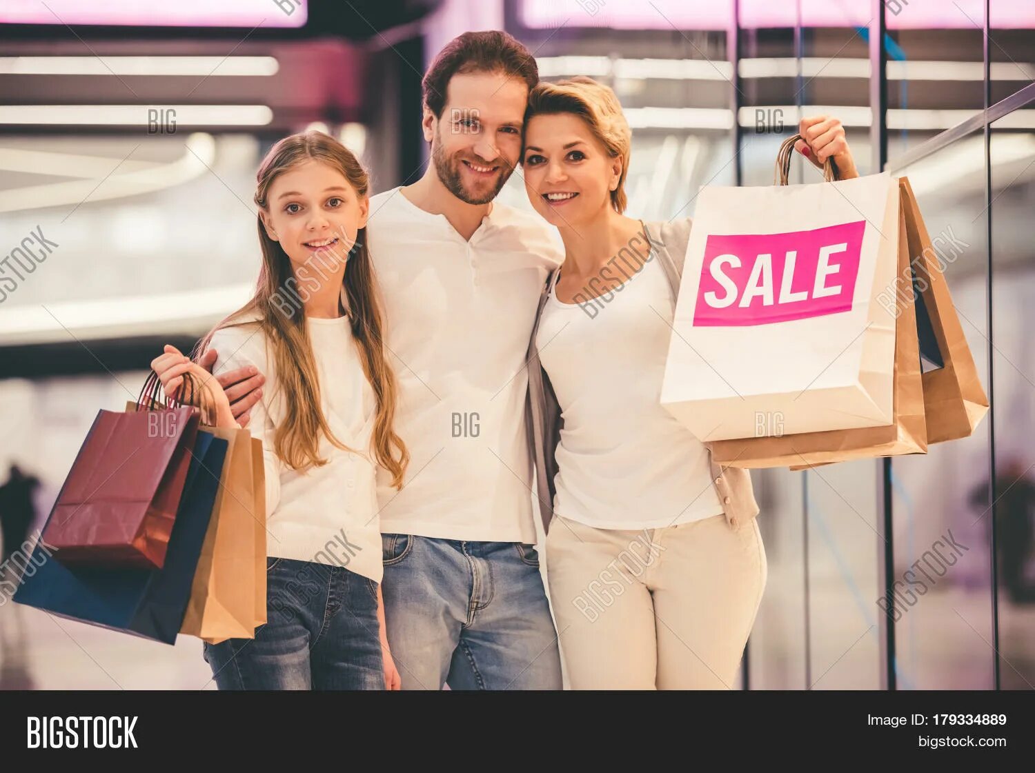 Who does shopping in your family. Семья с покупками. семья с покупками фото. семья делает покупки. teenagers shopping.