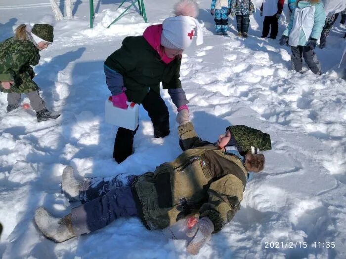 Зарница 23 февраля на улице. Зимняя Зарница в детском саду. Военно патриотическая игра Зарница в детском саду. Зарница в ДОУ зимой. Зарница (игра).