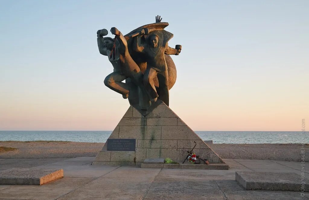 Памятник евпаторийскому десанту евпатория. Евпатория морской десант 1942. Куда можно съездить в евпатории. Евпатория город герой. Евпатория аллея славы.