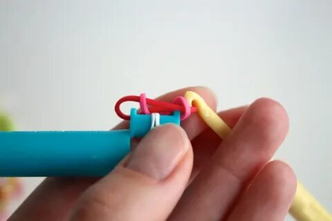 Из резиночек крючком