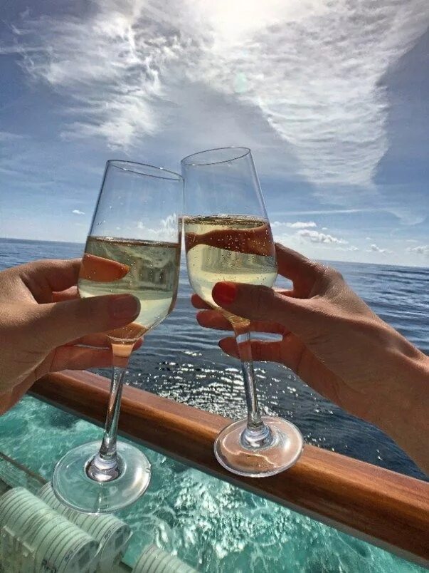 More champagne please. Вино и море. Море в бокале. Бакалшампанского и море. Море и бокал шампанского.