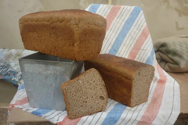 Ремесленный хлеб на закваске. Хлеб бородинский карельский. Хлеб ржаной соль. Ремесленный хлеб на закваске. Хлеб кишиневский.