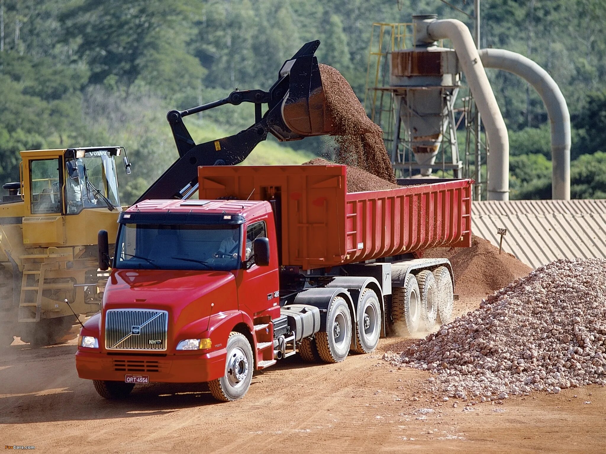 Перевозка строительных грузов. Volvo NH 6x4. Щебень самосвал Вольво. Volvo NH Tipper. Машины на стройке.