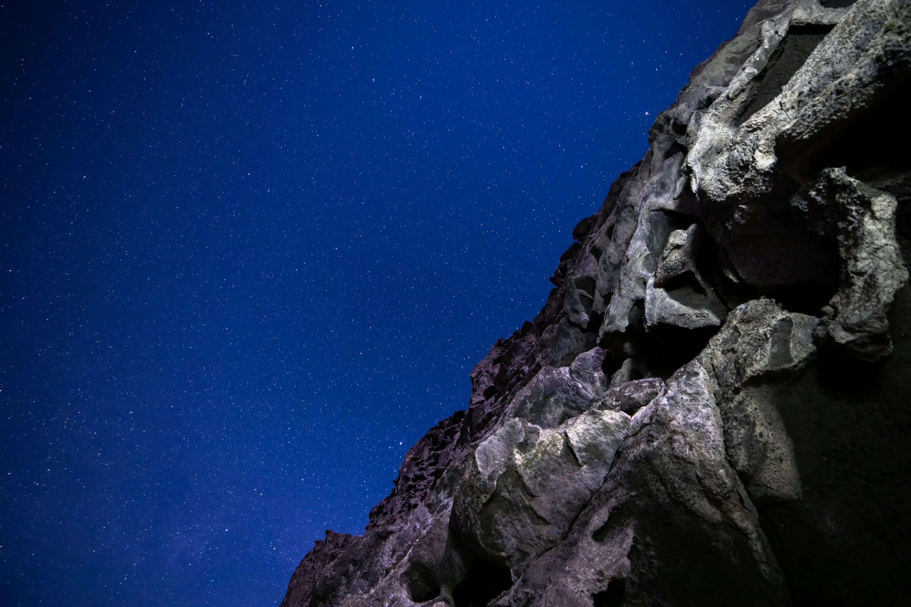 Night stone. Скалы ночью. Камни ночью. Текстура скалы. Камень звездное небо.