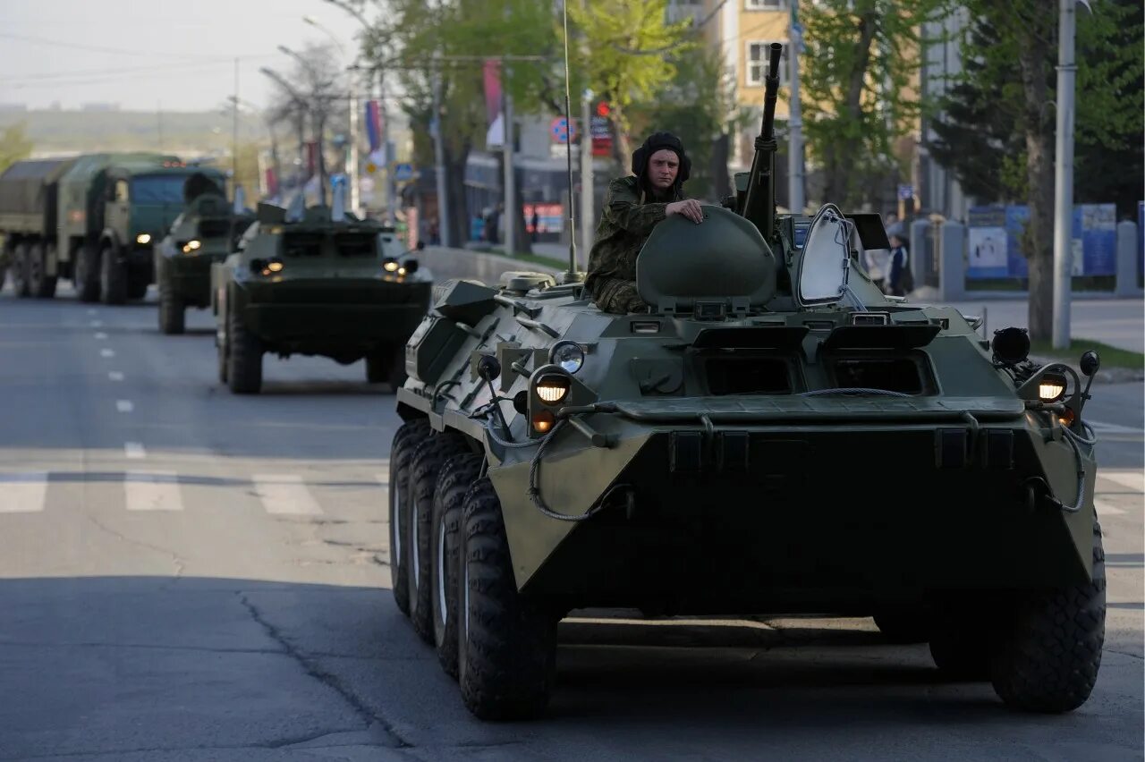 В москве есть военное положение. БТР 80 Крым-2014. Колонна БТР вс РФ. БТР ФСО. Колонна военной техники.