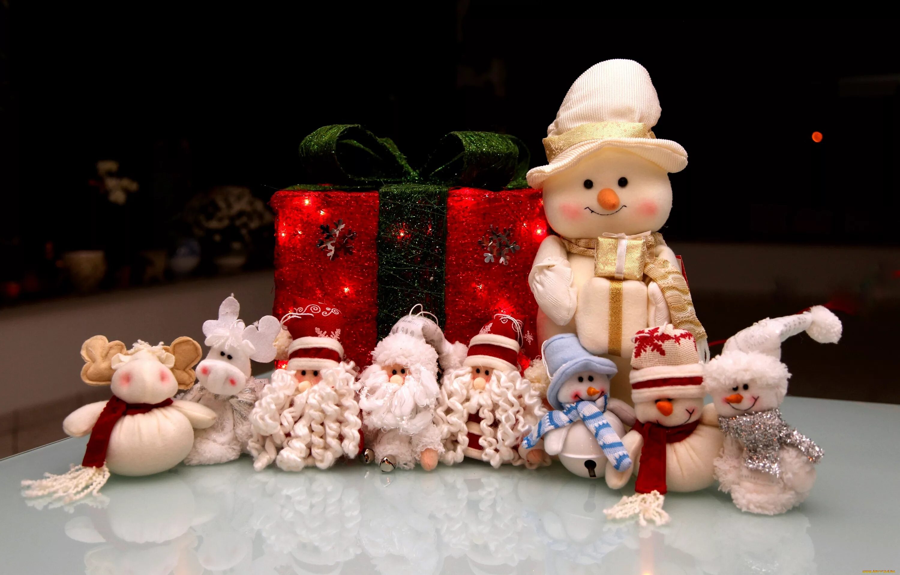 Дед мороз подарки игрушки. Рождественские картинки на рабочий стол. Новогодний Снеговик. Рождественские игрушки. Подарки на новый год игрушки.