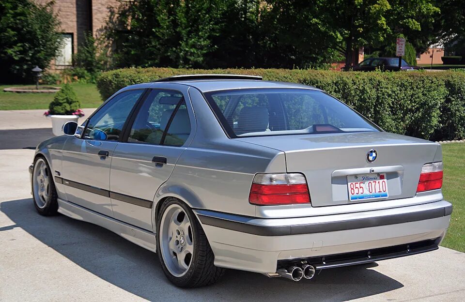 Задний бампер е36. Bmw e36 silver. e36 sedan silver. задний бампер bmw e36. диффузор м3 е36.