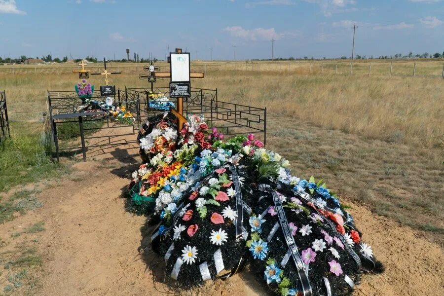 Похоронили погибшего на украине. Могилы российских солдат погибших в Украине 2022. Кладбище с военными погибшими в Украине. Могилы солдат погибших на Украине.