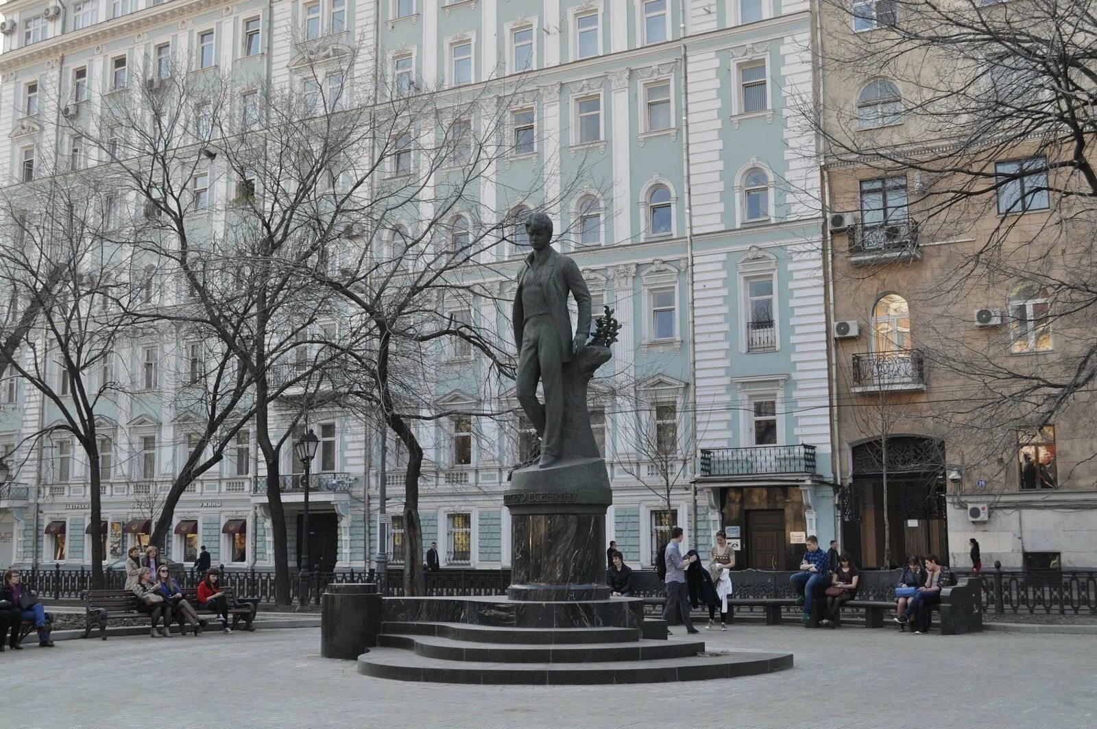 Памятник есенину на тверском. Памятник сергею есенину в москве на тверском бульваре. памятник на тверском бульваре в москве. памятник есенина в москве. новый памятник есенину в москве на тверском бульваре.