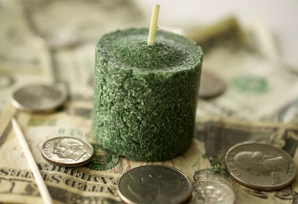 Луна денег свеча. Обряд на деньги. Свеча зеленая. Магия денег. Свеча и деньги.