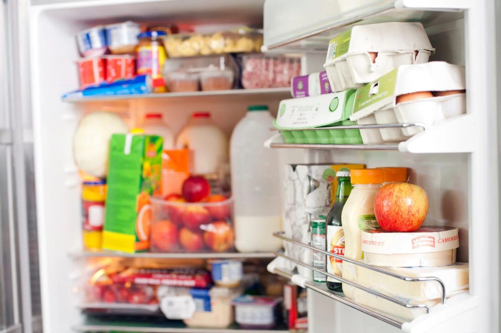 Открытый холодильник с продуктами. Раскладывает продукты. Овощи залежались в холодильнике. Как навести порядок в холодильнике.