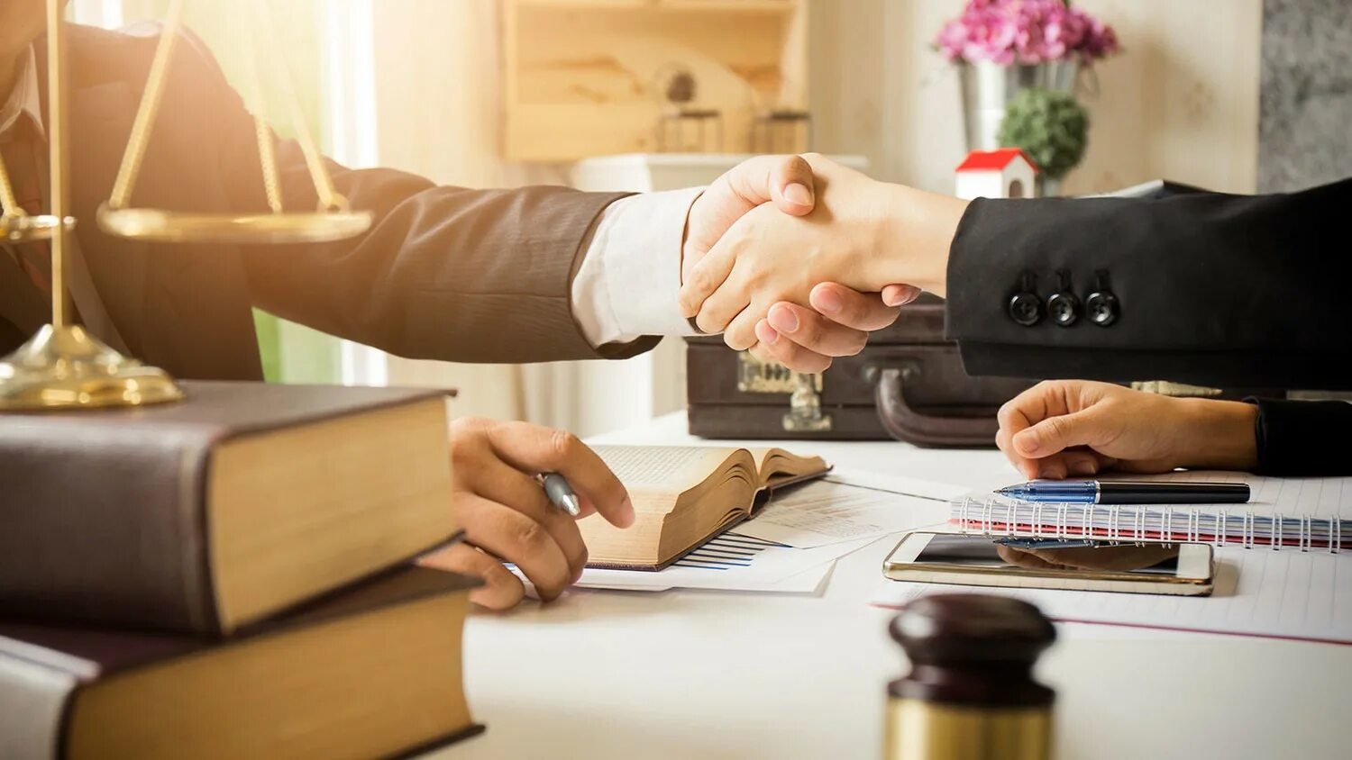 Юрист адвокат. Адвокат и подзащитный. Юрист в суде. Дел юриста. Юридические услуги.