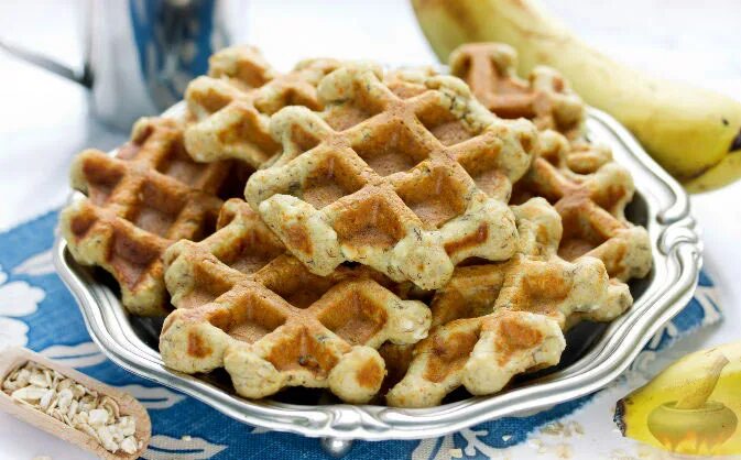 Венские вафли пп. Венская вафля с бананом и карамелью. Творожно банановые вафли. Бельгийские вафли с бананом. Вафли в вафельнице с творогом и бананом.