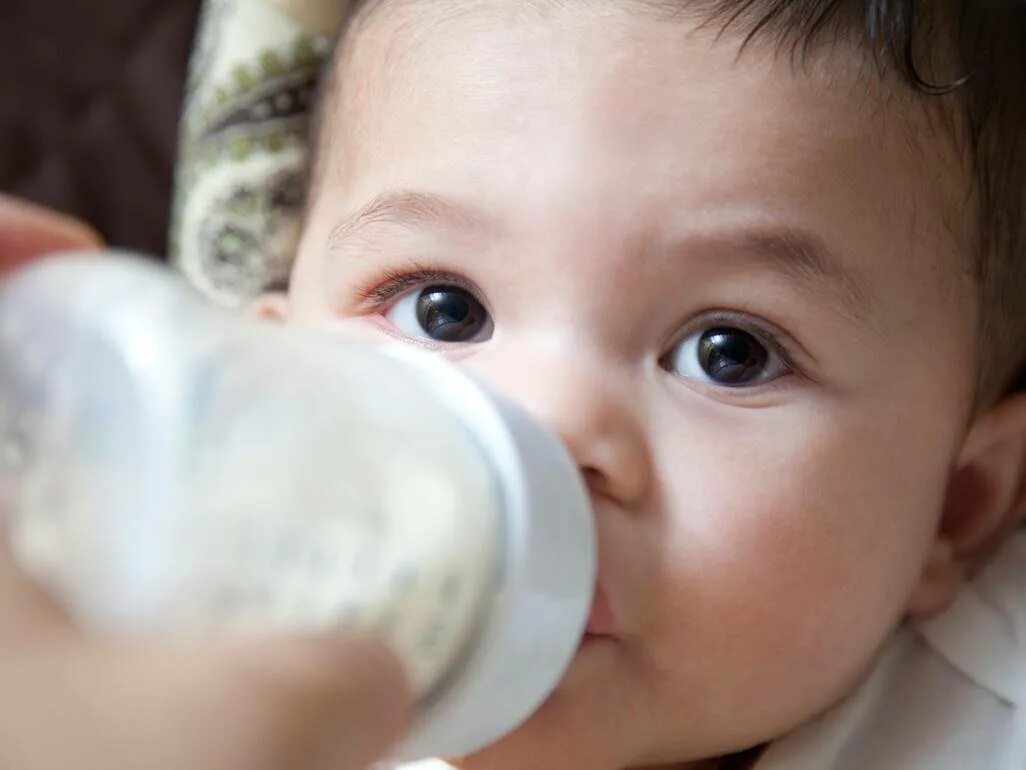 Ребенок капризничает за едой. Ребенок 3 месяца отказывается есть. Снижение аппетита у детей. Если ребенок отказывается от еды. Ребенок с ложкой.