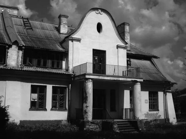Недвижимость с приведением. Заброшенные особняки в сша. Искатель в доме с привидениями. Миссис эверс особняк с привидениями. Фото дома с приведениями в новосибирске.
