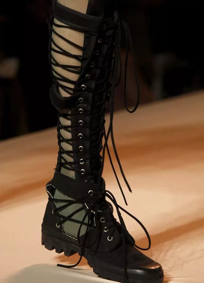 Женщины шнуровка. Jean Paul Gaultier ботинки. ASOS берцы женские. Летние ботинки на шнуровке. Высокие ботинки на шнуровке.