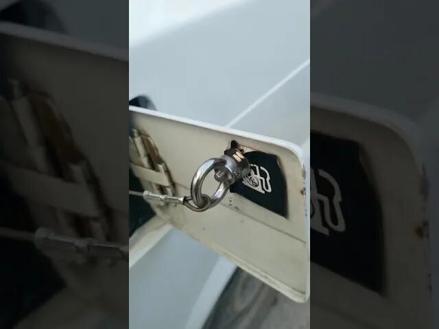 Лючок с замком. Лючок бензобака 2107. замок на бензобак ваз 2107. ваз 2109 замок на лючок. замок на лючок бензобака ваз 2107.