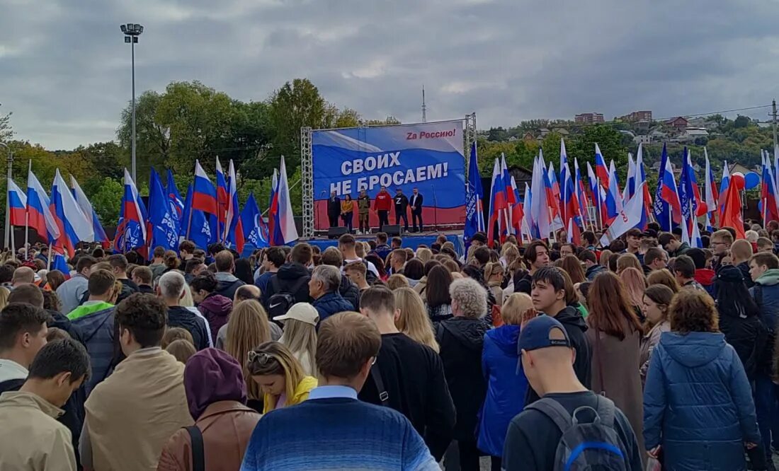 Где 23 февраля состоялся митинг народной воли. Патриотический митинг. Митинг Пенза. Митинг-концерт своих не бросаем. Митинг концерт Пенза.