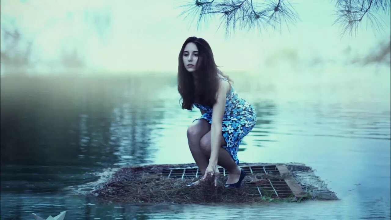 Lake girl. Девушка у пруда. Девушки на озере. Фотосессия в водоеме. Фотосессия на пруду.