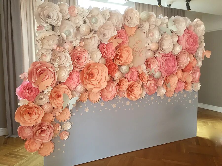 Фотозона бумажные цветы. Объемные цветы на стену. Бумажные цветы на стену. Стена из цветов для фотосессии.