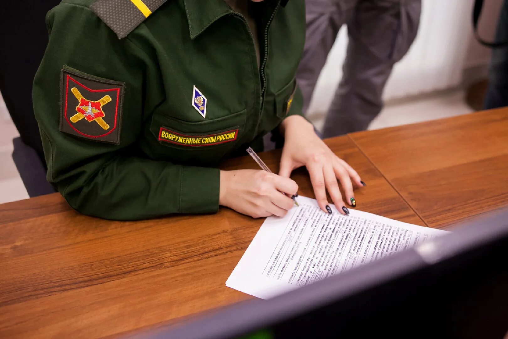Доставляют в военкомат. Осенний призыв. военнослужащий по контракту. военкомат. личное дело призывника.