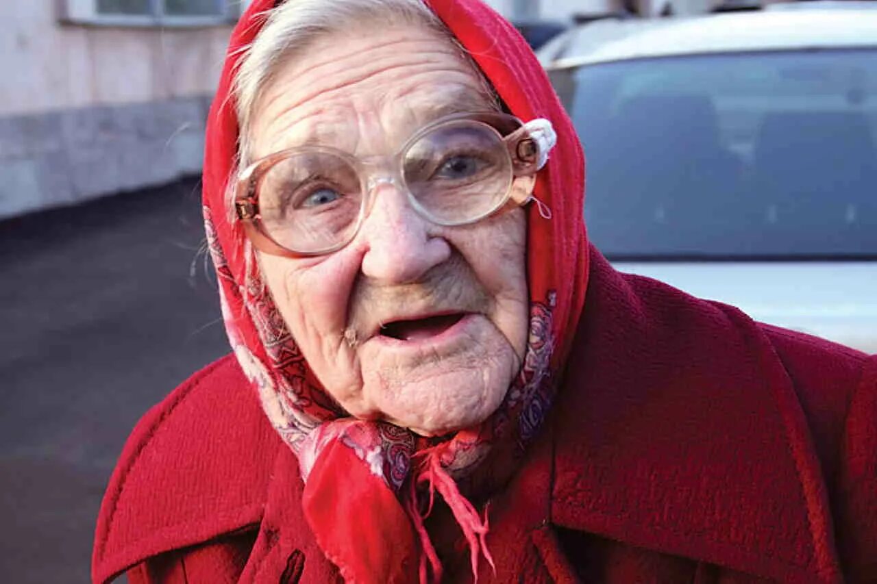 Granny с русским матом. Старая бабушка. Старенькая бабушка. Хитрая бабка. Бабушка картинка.