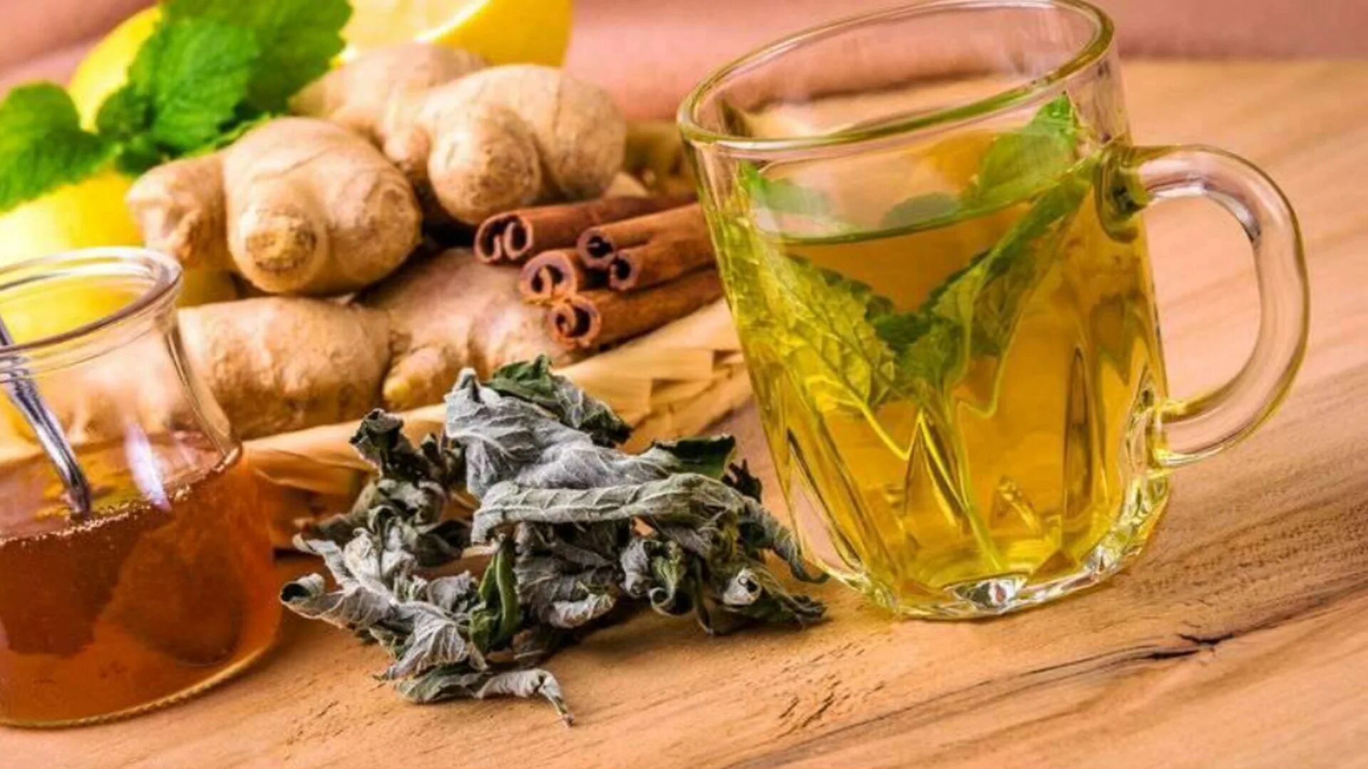Чай с сахаром в пост пить можно. Зеленый чай. Зеленый чай с имбирем. Чай с кардамоном и имбирем. Зеленый чай с кардамоном.
