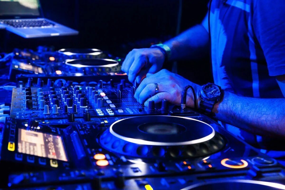 Музыкальный клуб. Классная клубная музыка бас. Картинки dj на рабочий стол. Классная клубная музыка бас. Клубнячок в машину.