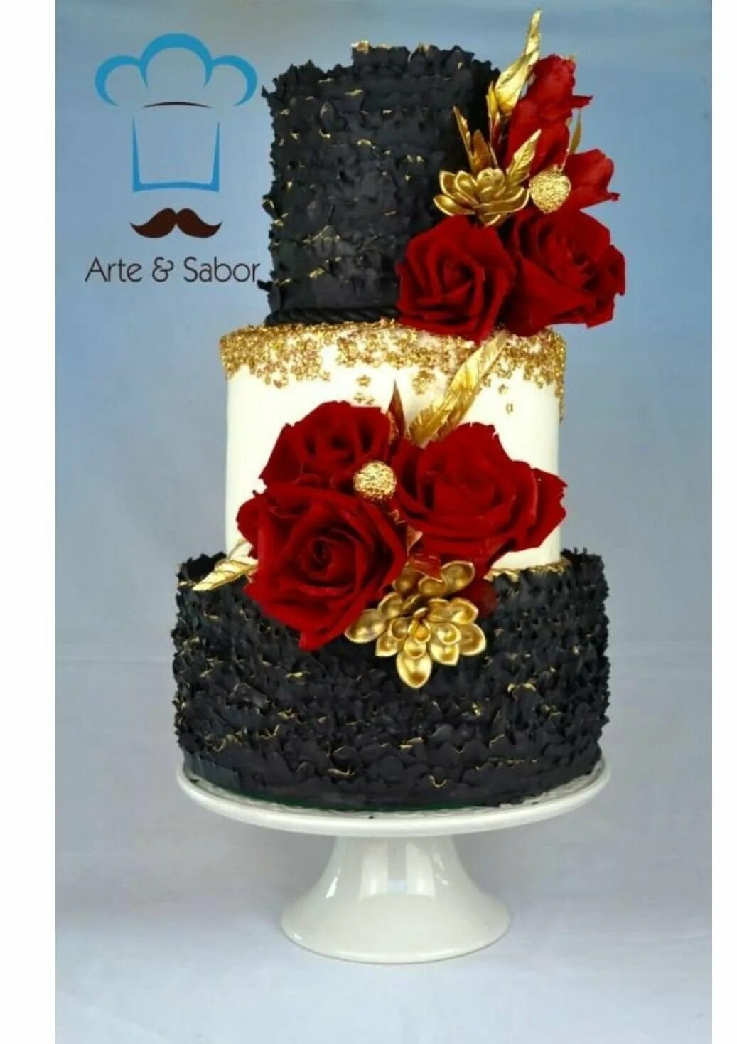 Черно красный торт. Черный торт. Черный торт с золотом и красным. Торт в красно черно золотой.