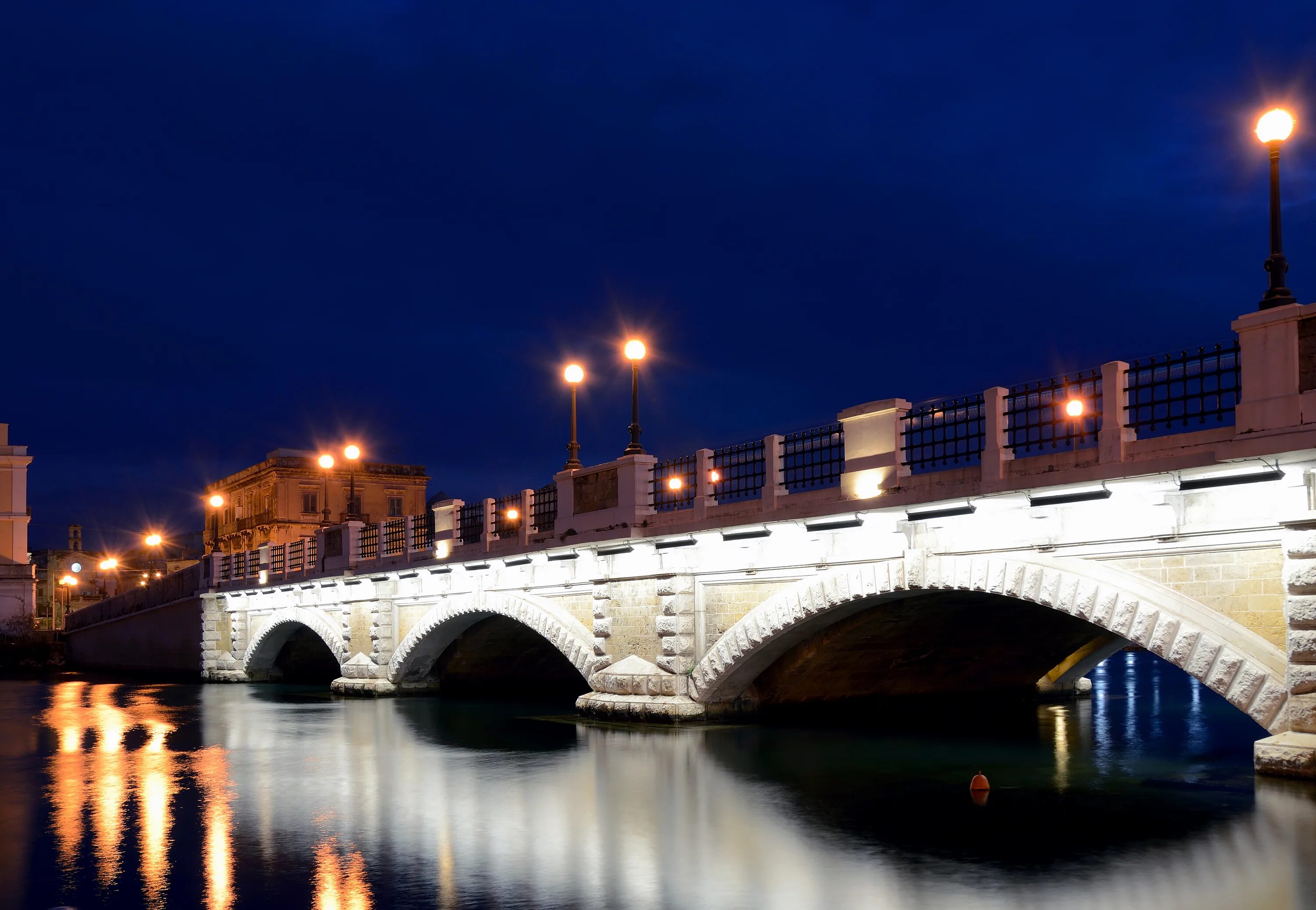 Каменный мост (Рига). Мост в Неаполе. Мост Джиреволе Таранто. Каменный мост вид с боку. Италия каменный мост
