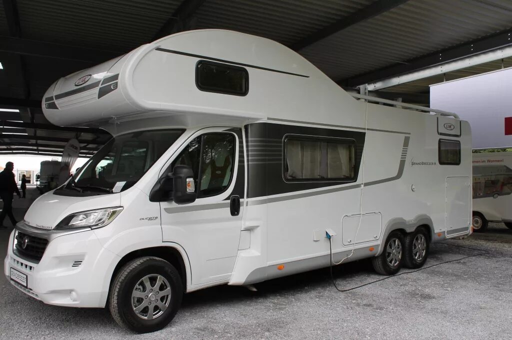 Кемпер автодом camp cruiser 10. Автодом кемпер вэн. Кемпер adria. Автодом mercedes sprinter 6x6 bimobil. Автодом кастенваген.
