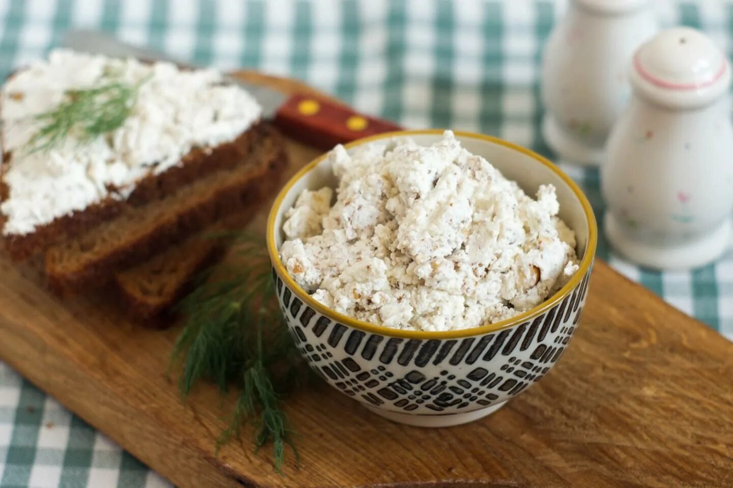 Намазка с чесноком и укропом. Творог. Творог с грецкими орехами. Творог с орехами и медом. Творог с кедровыми орешками.