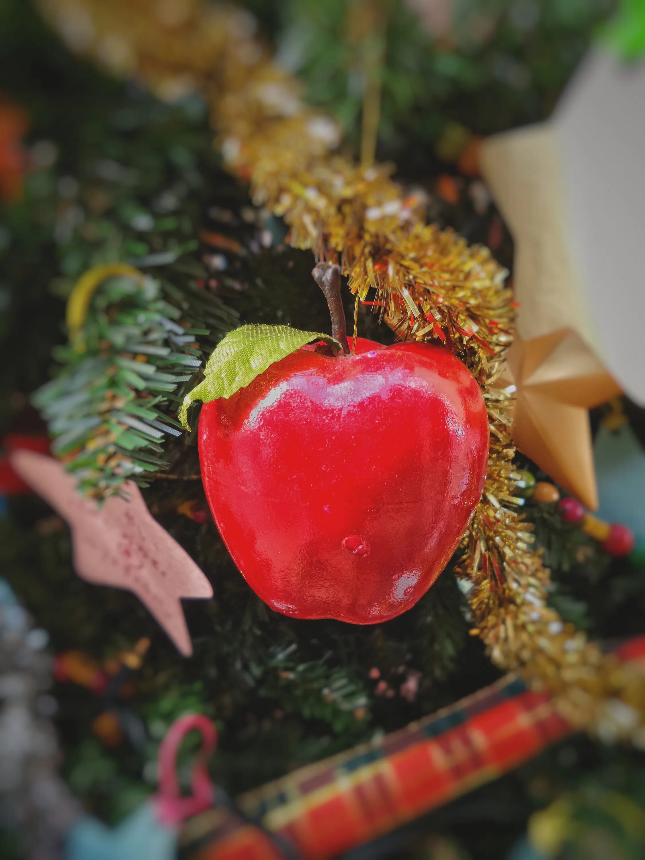 Украшенные яблоки. Рождественское яблоко елочные игрушки. Украшение елки яблоками. Елка украшенная яблоками. Яблоки на елке.