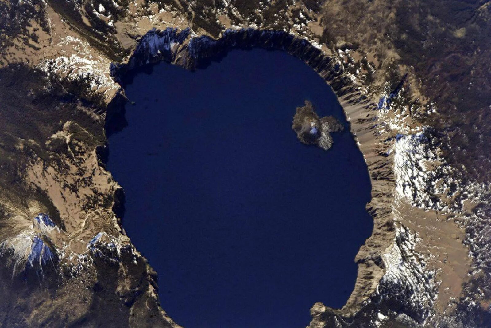 Кратерное озеро Эльгыгытгын. Озеро Маракайбо с космоса. Озеро Маракайбо космический снимок.