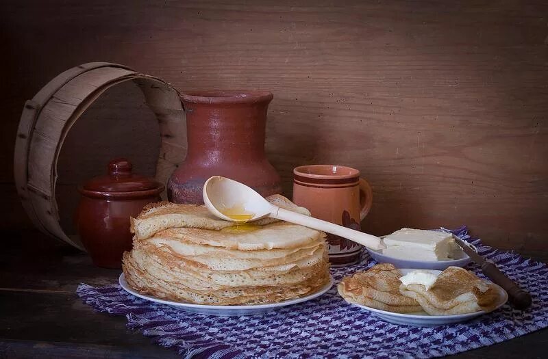 Ритуал блины. Натюрморт с блинами. Блины в старину. Традиционные блюда на Масленицу. Деревенские блины.