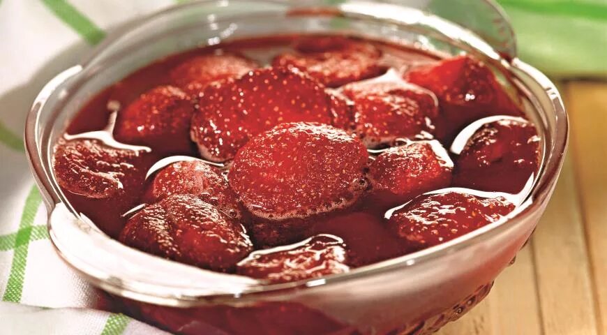 Пятиминутка из клубники на зиму. Клубничное варенье пятиминутка. варенье клубника пятиминутка. красивое варенье из клубники. клубничное варенье фото.