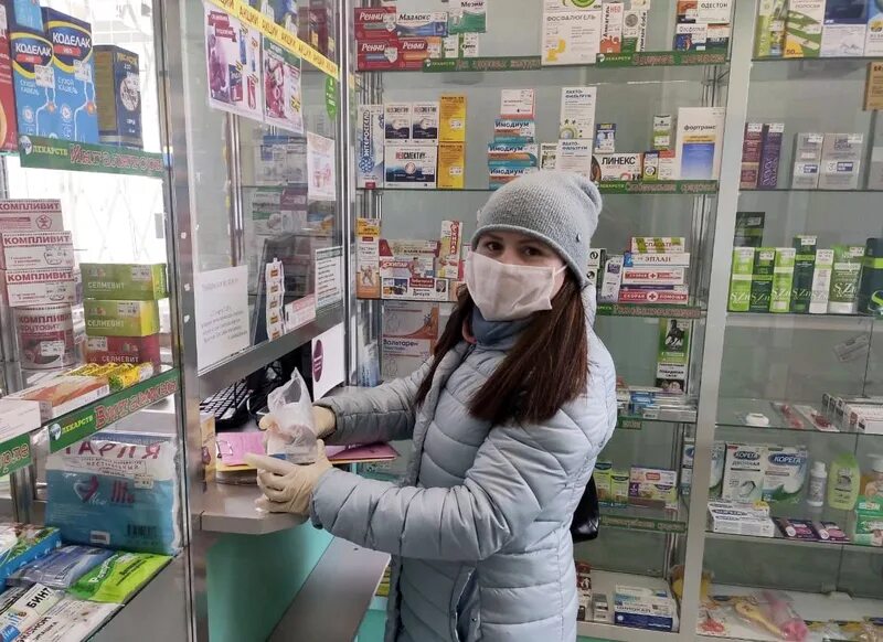 Привезли лекарство. Потребитель в аптеке. Привезли лекарство. Аптека лекарства. Мужик в аптеке.