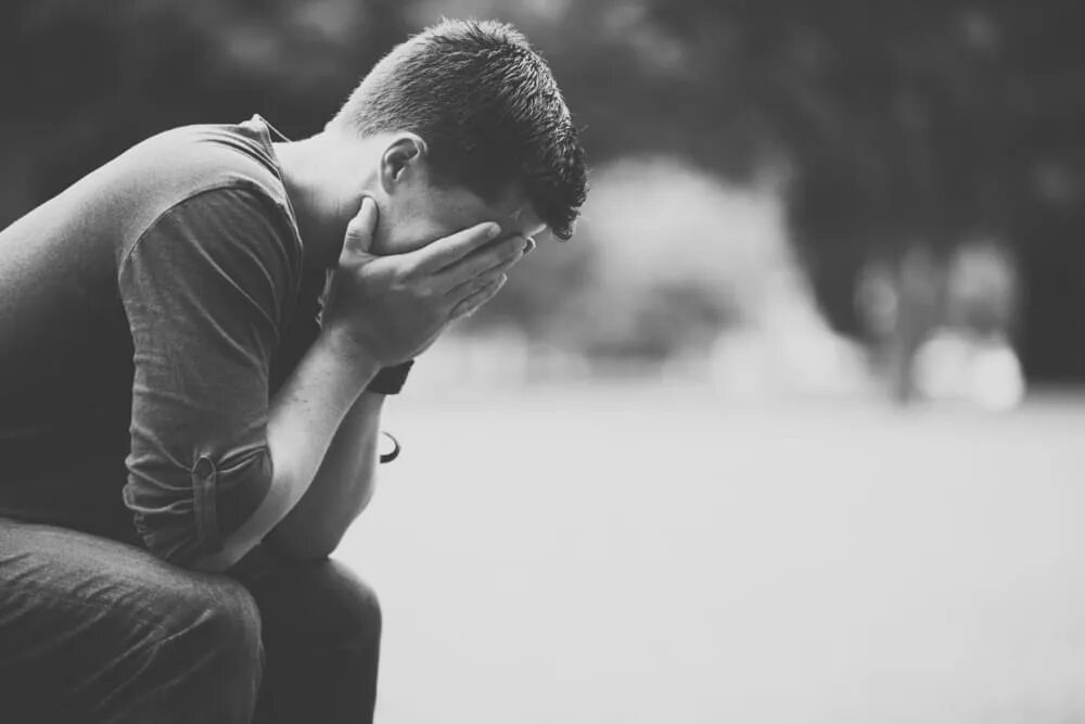 Осуждение эмоция. Разница escuchar y oir. Смелость картинки. Бред и галлюцинации. Siente que.