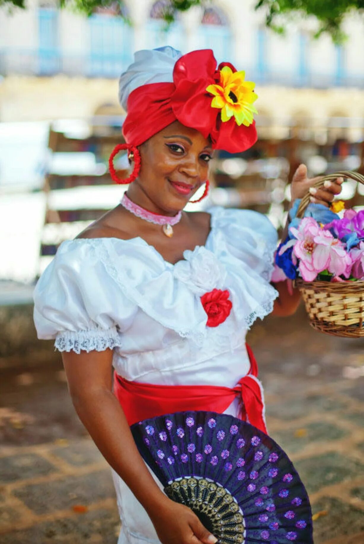 Кубинская вконтакте. Традиционный костюм кубинца. Кубинский костюм женский. Костюм в кубинском стиле. Кубинская девушка в национальном костюме.