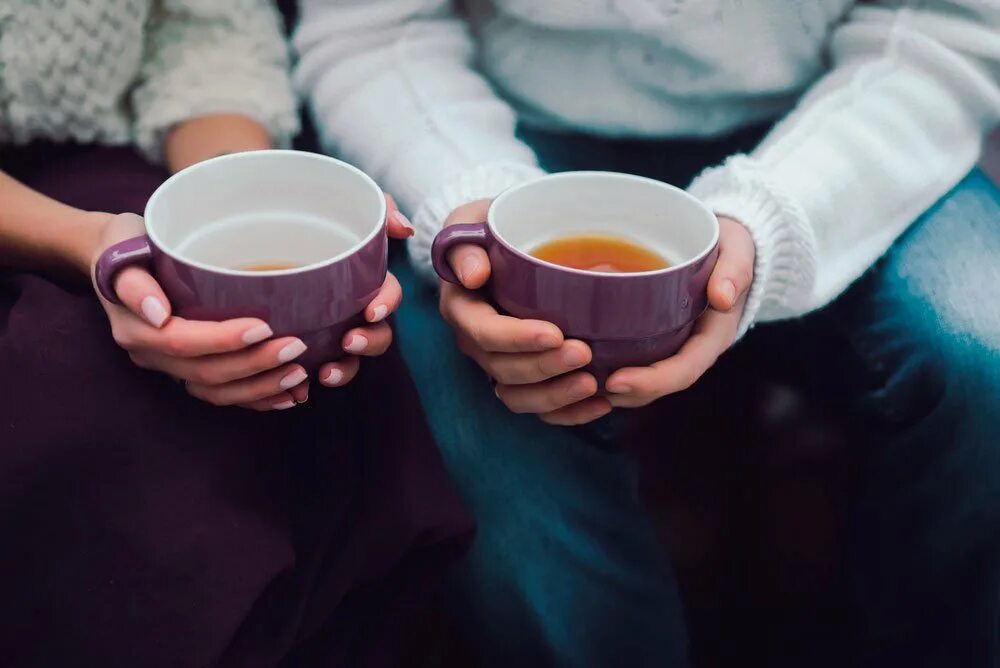 Почему пьют чай. Чашка чая в руках. Две чашки чая. Две чашки чая в руках. Две чашки с чаем.