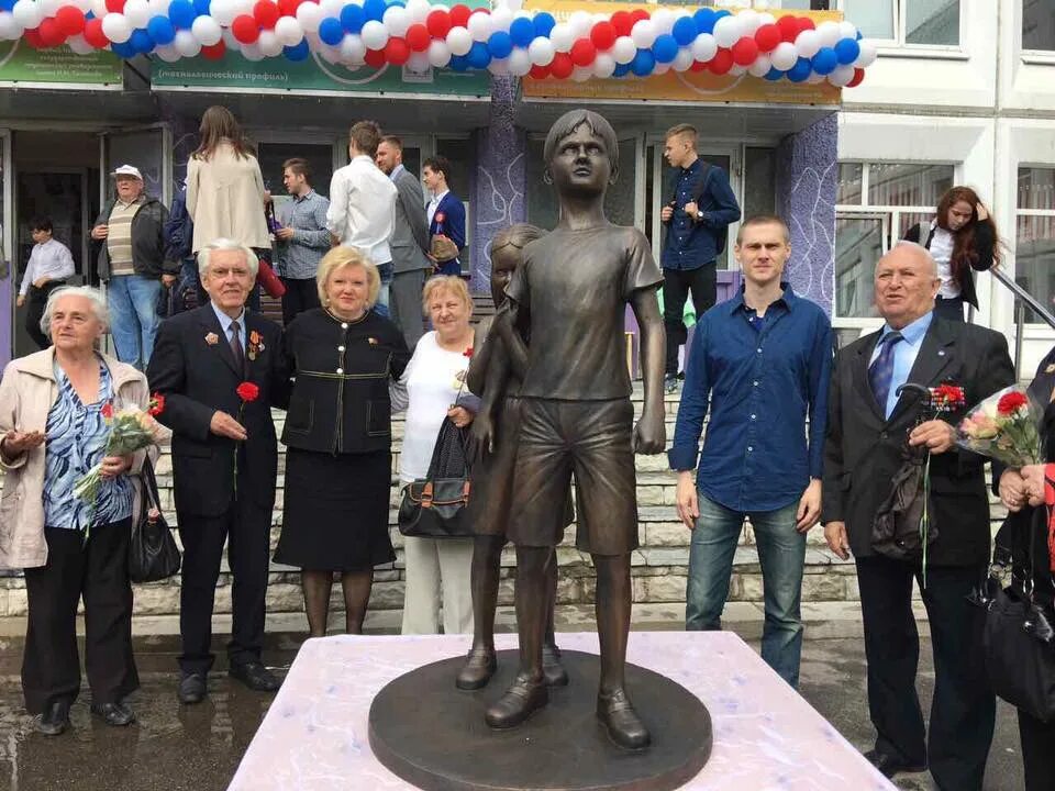 Памятник детям донбасса. Памятник донбасским детям. Памятник детям ДНР. Памятник детям Донбасса в Москве. Донецк мемориал детям.